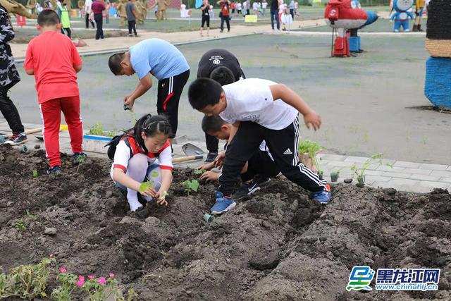 正在种花的孩子们.