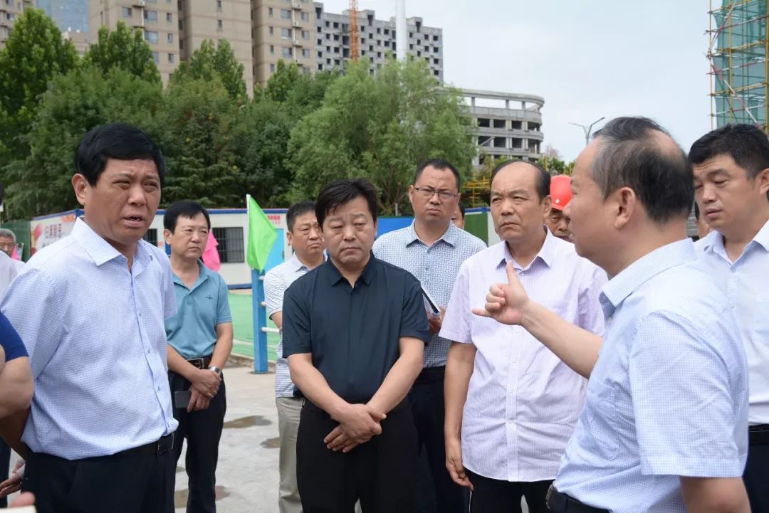 东昌府区区委副书记,区长刘培国视察聊城二中附属东苑
