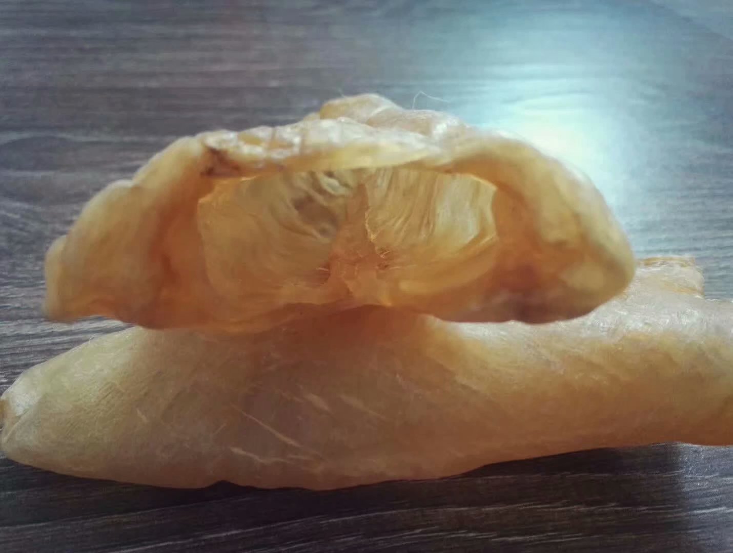 但是,并不是每一头黄花胶都这么容易看,因为图片这款是个头比较大的