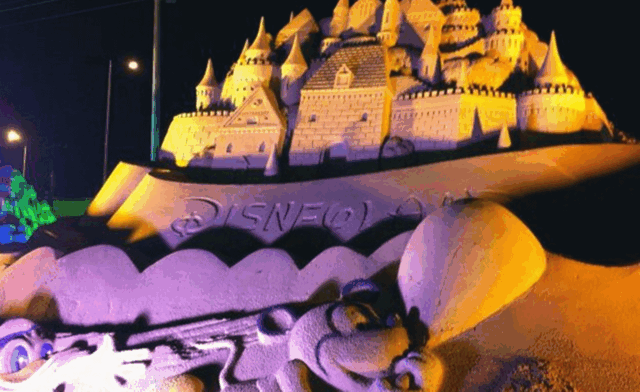 伴着蓝天白云 向游客讲述着迷人的故事 看着就想去遨游一番 夜幕降临