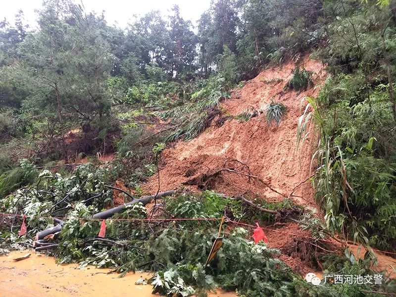 广西都安山体滑坡=都安受暴雨影响多地出现塌方,山体滑坡等现象