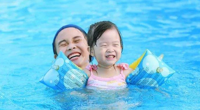 婴儿游泳没意义？别人家的游泳是锻炼，你的游泳就是玩水！ 坚持婴儿游泳的好处 婴儿游泳没有好处吗 婴儿游泳有哪些好处