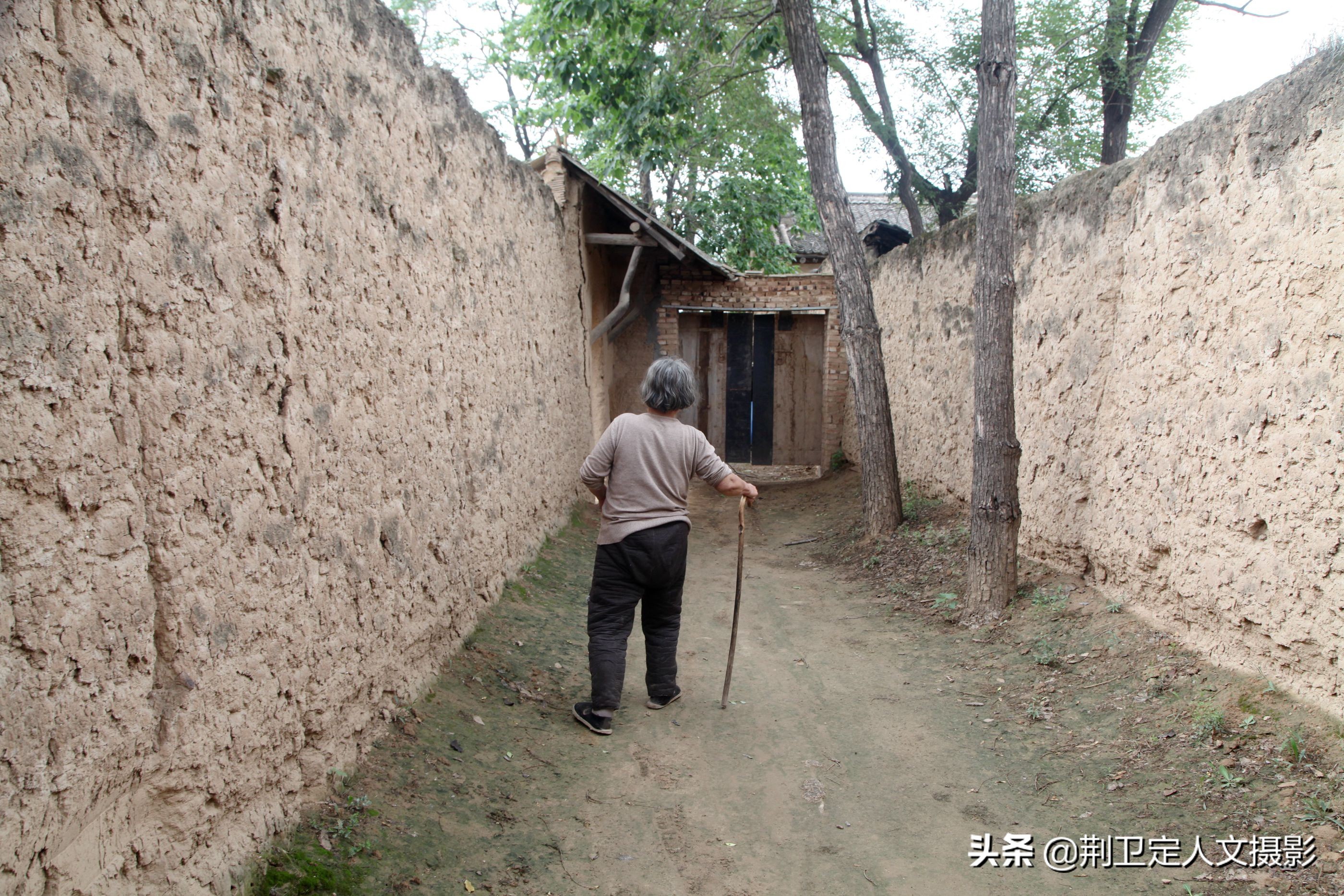 山西农村民居1个窑内8个洞,民国24年建造,看里边住的什么人