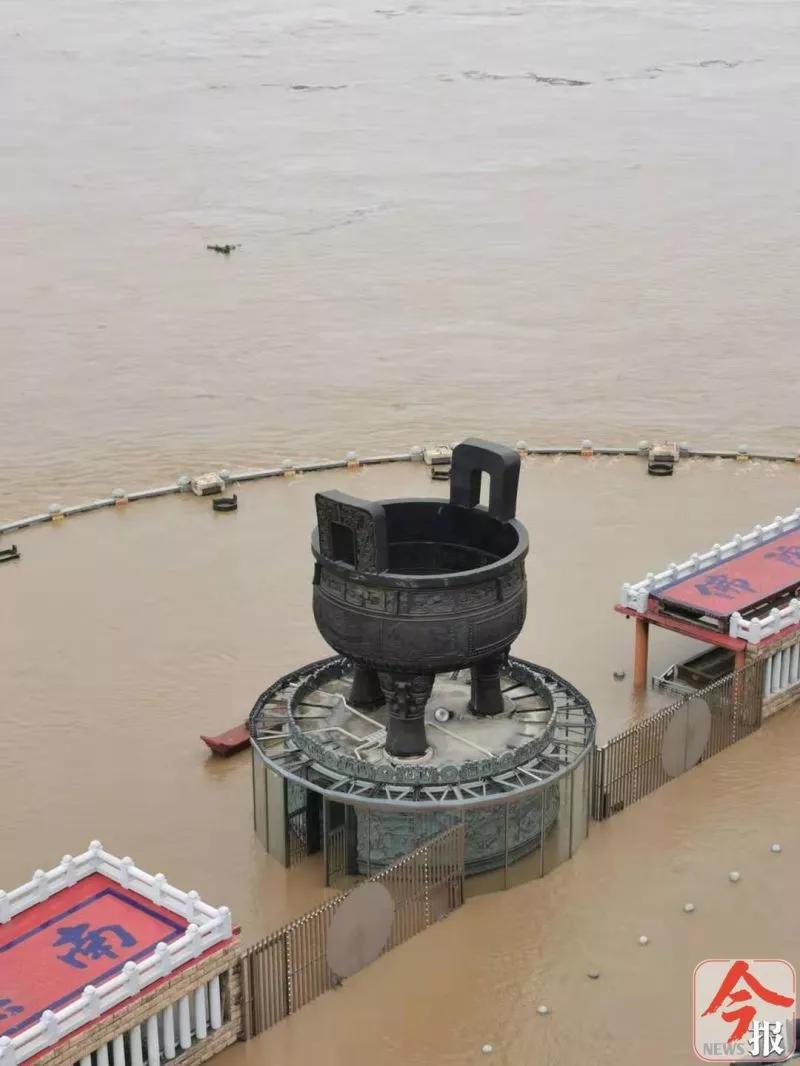 南国今报app通过全媒体直播今年柳州首个逼近水位的洪峰,直击市民