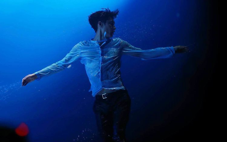 男明星的腰有多细?张艺兴让人害羞,张云雷把