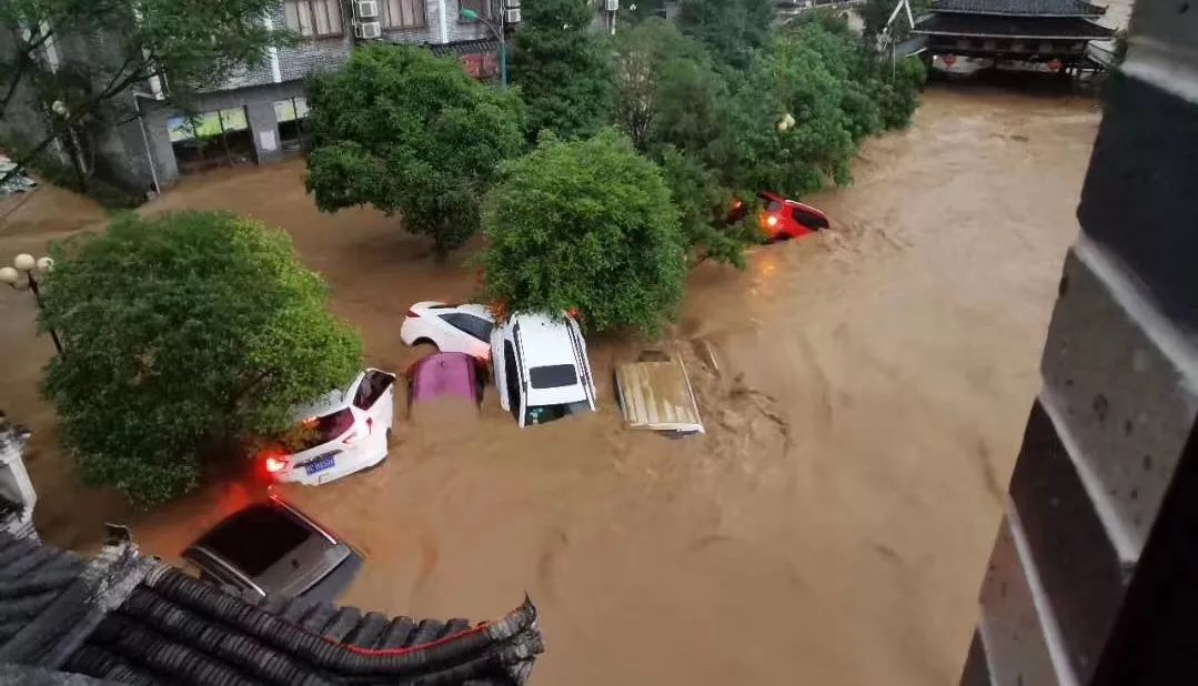 紧急!河池,柳州,桂林突遭暴雨侵袭,洪水肆虐致道路中断,民房被淹