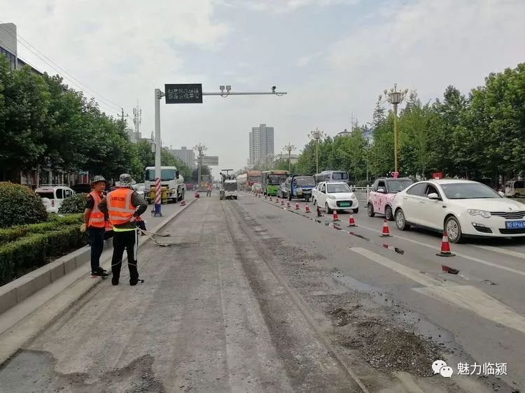 临颍县公路养护中心的养路工人却坚守在公路一线,确保107国道路况良好