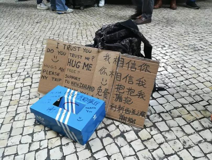 巴厘岛终于受不了"洋乞丐"了:向穷人们乞讨,好意思吗?