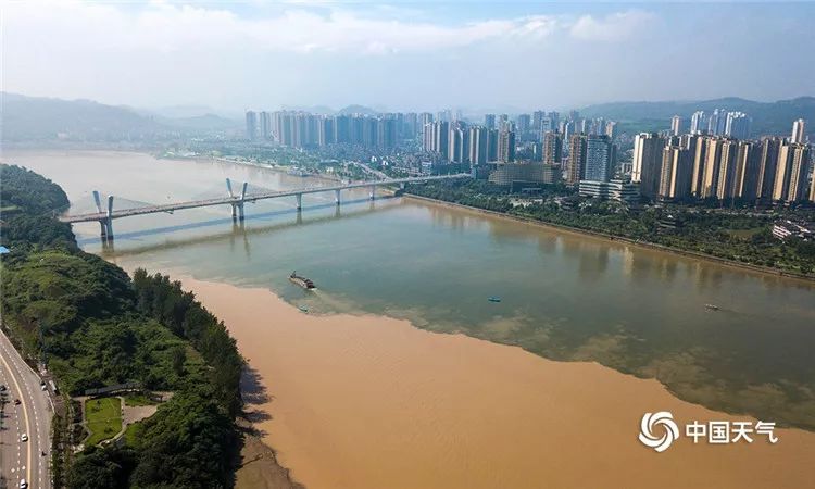 摄影师@凌舸智拍下了这一美景,本来是美图,但重庆吃货网友看到后不