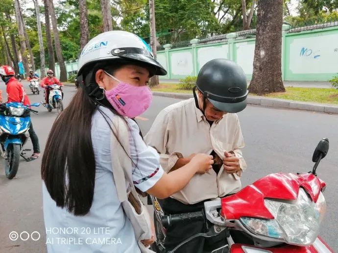 越南妹子考完试，老爸骑车来接她，还给她带来了两个小惊喜！