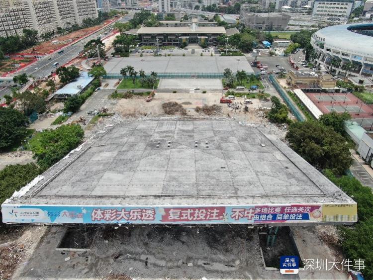 深圳市体育中心体育馆发生坍塌,南都记者无人机拍到场馆内部照片