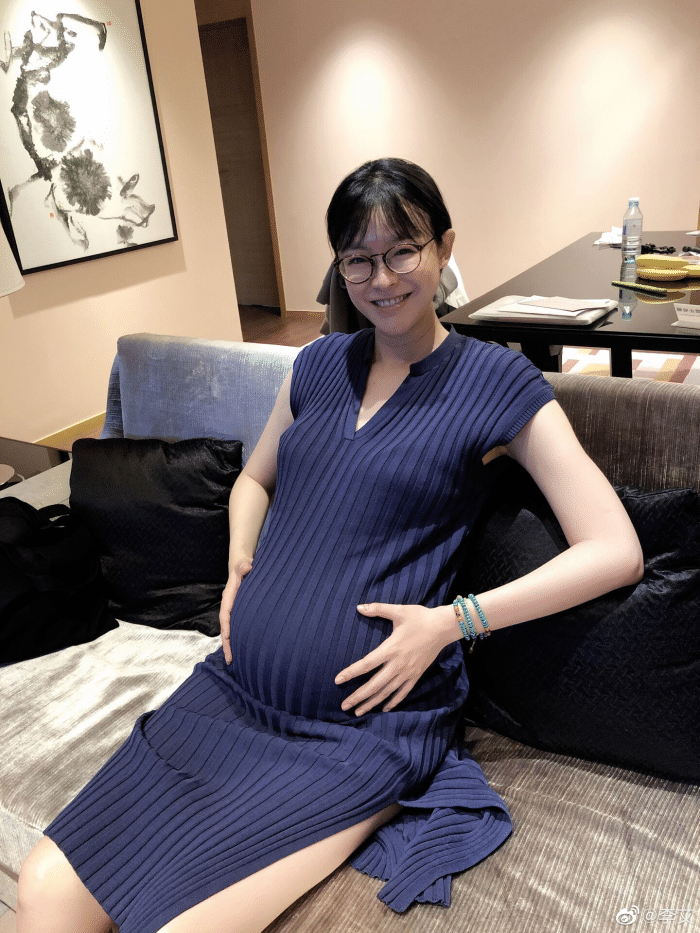 原创为母则刚李艾晒与吉赛尔���辰对比照边工作边哺乳妈妈力爆棚