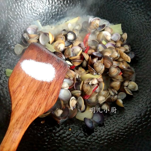 4炒至米蛤蜊开口后,放盐调味即可出锅.