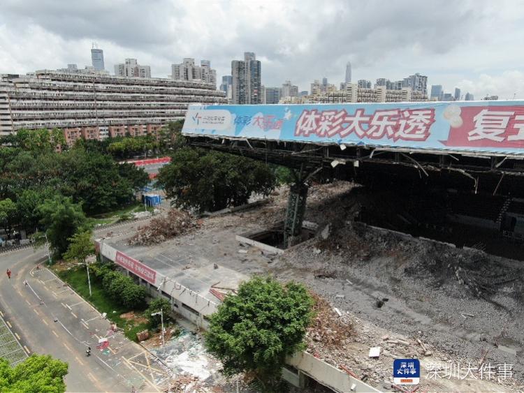 深圳市体育中心体育馆发生坍塌,南都记者无人机拍到场馆内部照片
