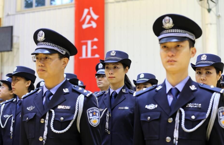 中国　警察官制服 中国警察非常经典的95式警服，2001年，为何会迅速退役？_我国