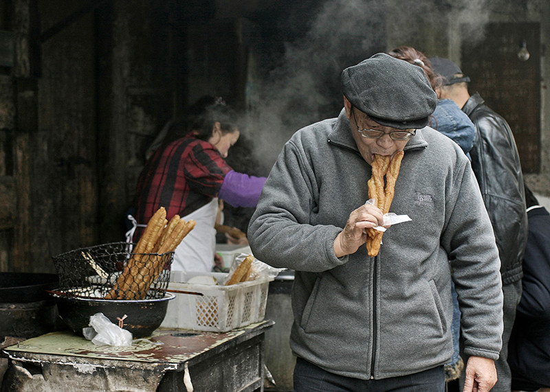患上老年痴呆的概率,因此生活中我们需要时刻注意,如果身边有老人的话