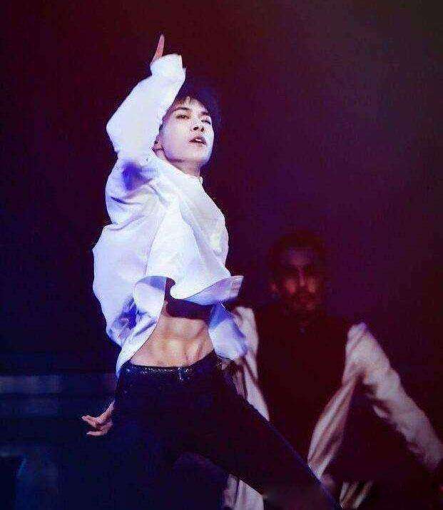 男明星的腰有多细?张艺兴让人害羞,张云雷把