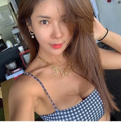 韩国女艺人金俊熙sns发泳装照秀无死角冻龄身材