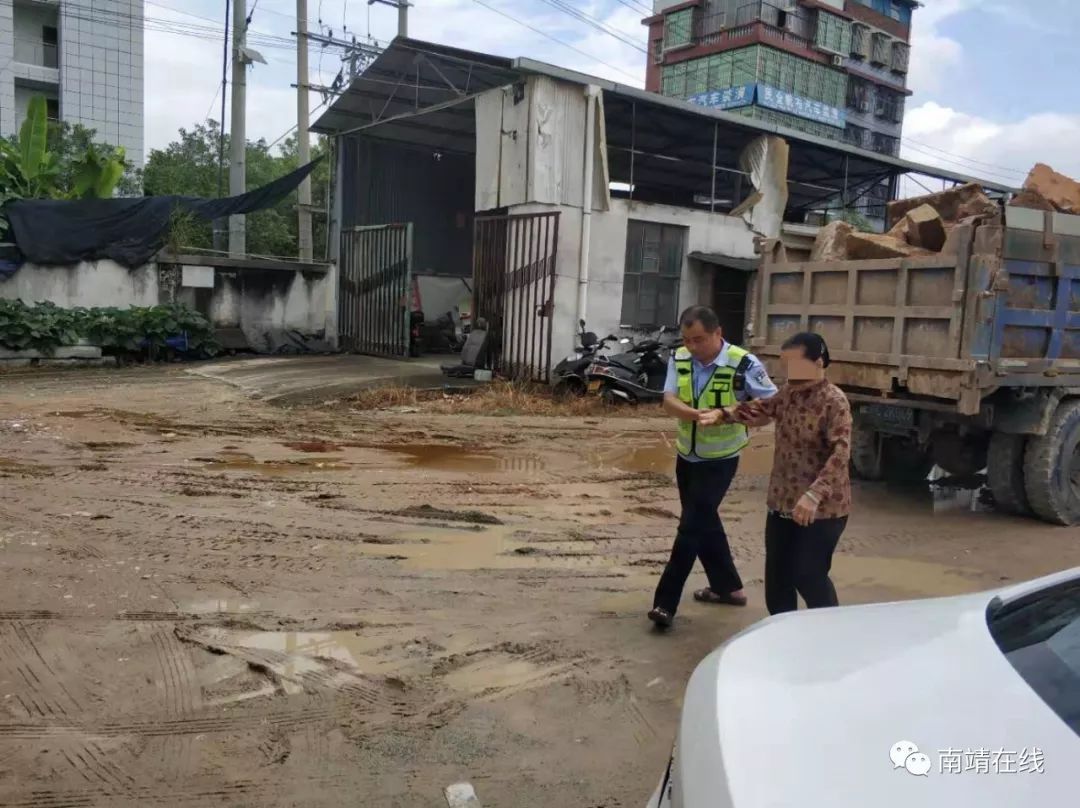 暖心民警热心搀扶老奶奶获点赞_南靖县