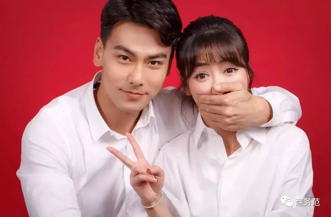 奚梦瑶何猷君领证了,证件照却惨遭PS…明星结