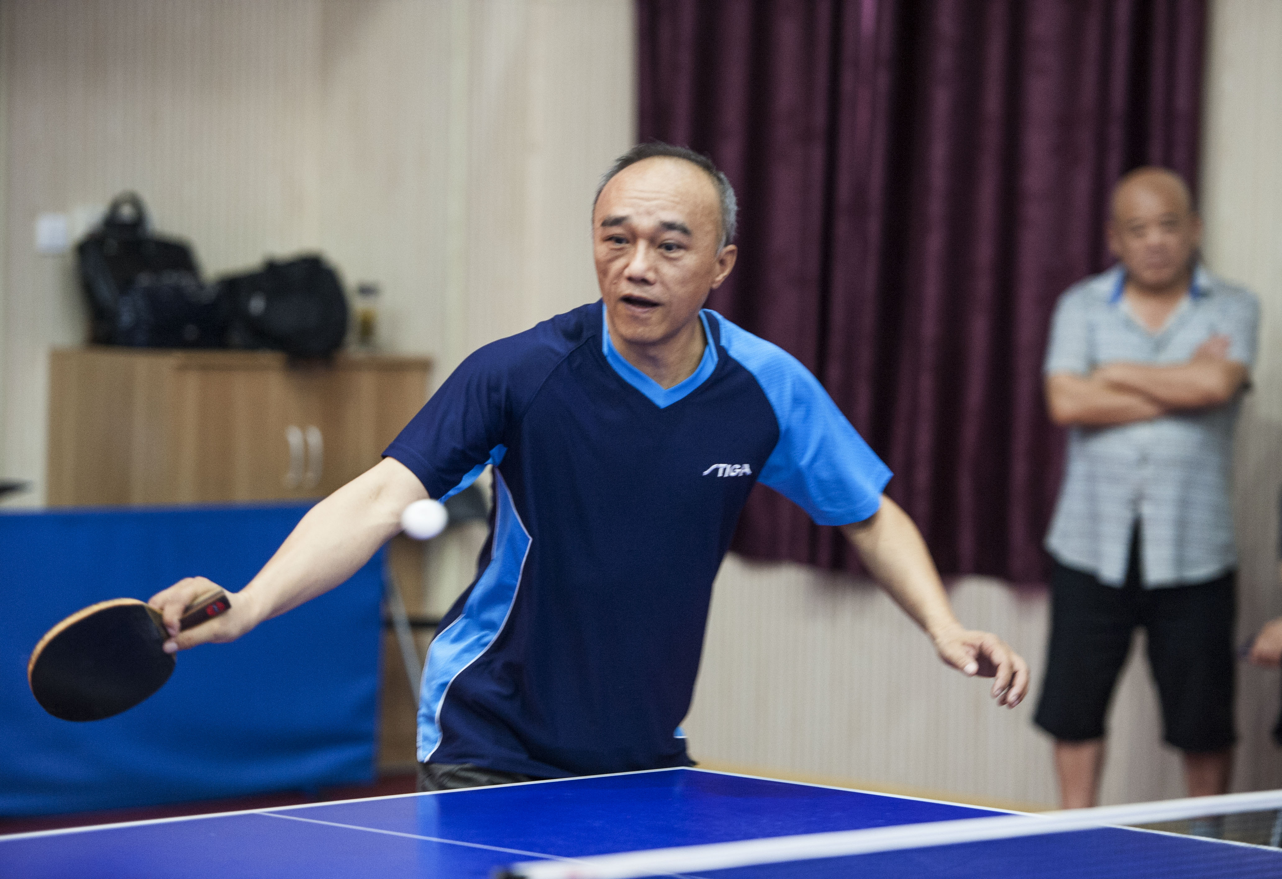 世界冠军陈龙灿指导合肥和平东校小队员打乒乓球