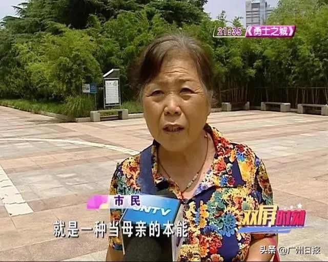 年轻妈妈公交车上哺乳,被大妈偷拍狂发微信群!