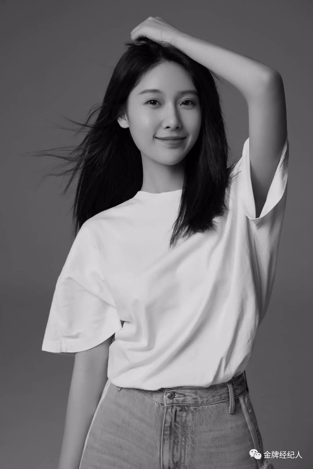 这样仿佛鸡汤的两句话置顶在王子璇的微博主页,轻轻浅浅两句配上一张