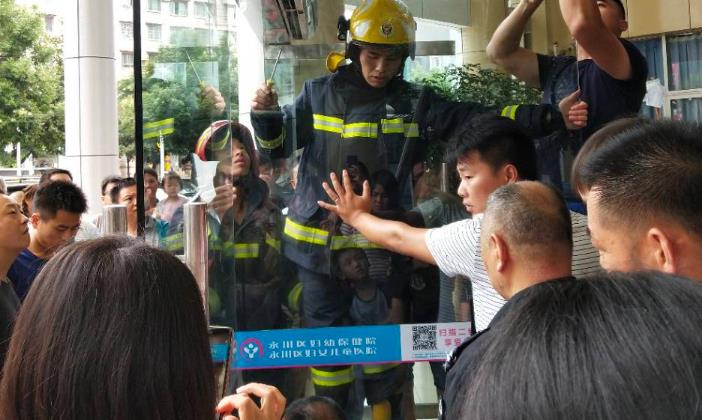                    看着心疼！重庆一女孩被医院大门卡住脖子