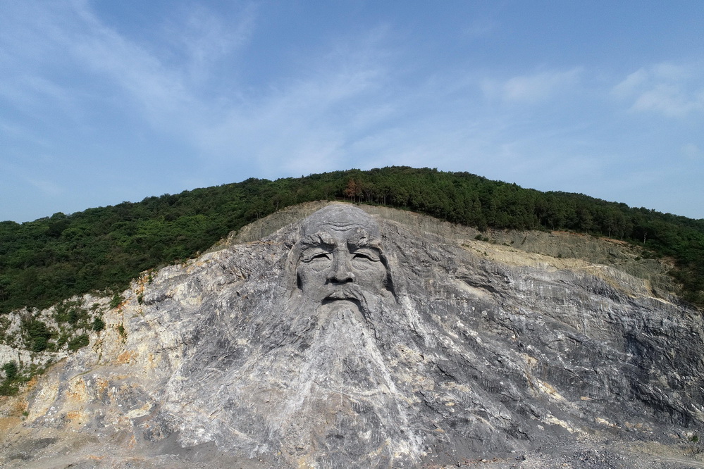 湖北襄阳山体被雕成巨型伏羲像