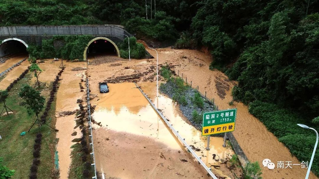 1条高速路4条国道,省道(河百高速东兰县隘洞镇段,g243线南丹县城关镇