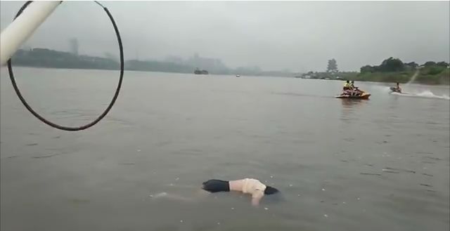湘潭河西万楼往四大桥方向水域发现一具女尸
