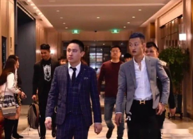 快手的网络男神排行榜_快手网红6大男神人气排名:二驴仅排第五,祁天道第三,第一无人不服(2)