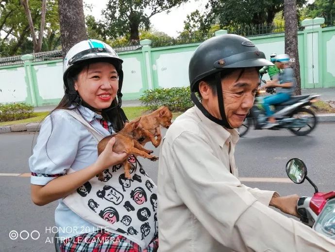 越南妹子考完试，老爸骑车来接她，还给她带来了两个小惊喜！