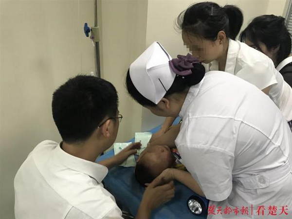                     暑假眼外伤高发，2岁男童遭牙签刺眼险致盲