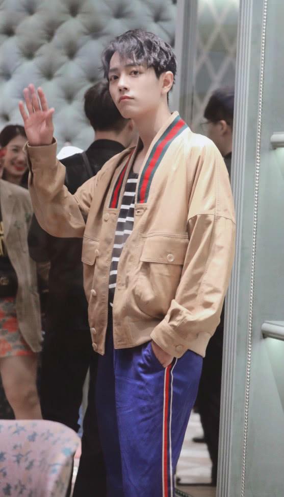 烂大街的白衬衫穿在肖战身上成神仙单品了这颜值我服气