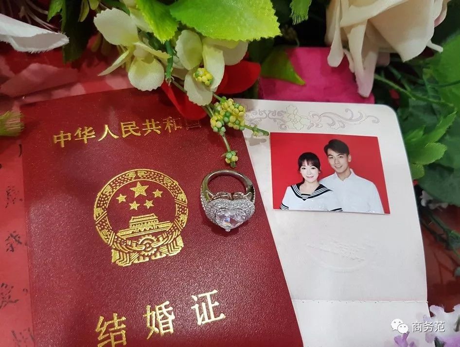 奚梦瑶何猷君领证了,证件照却惨遭PS…明星结