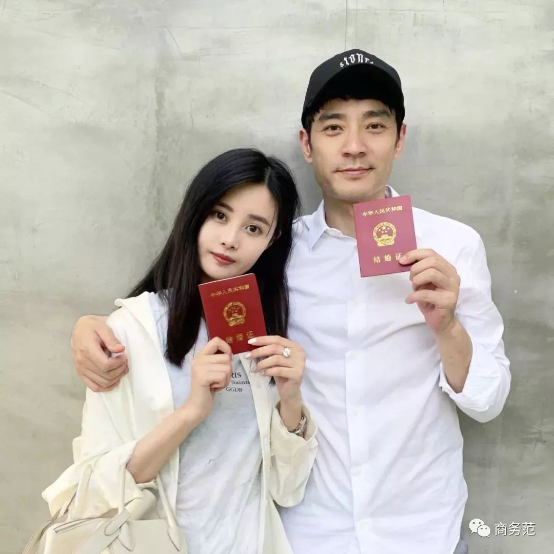 奚梦瑶何猷君领证了,证件照却惨遭PS…明星结