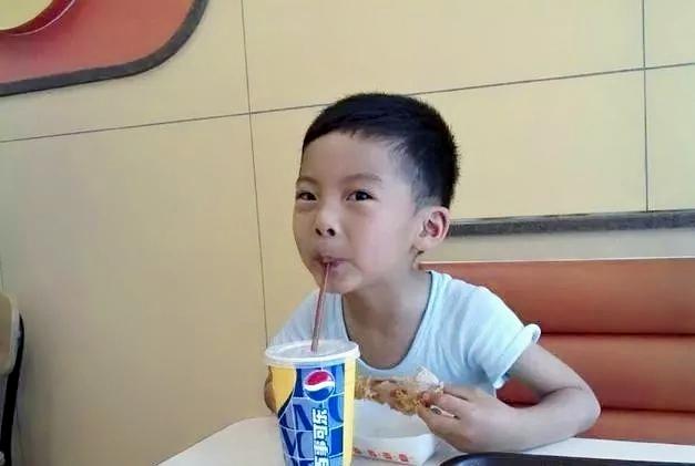                     喝多了这东西，5岁男娃肠阻梗：这4种饮料，别再给孩子喝了