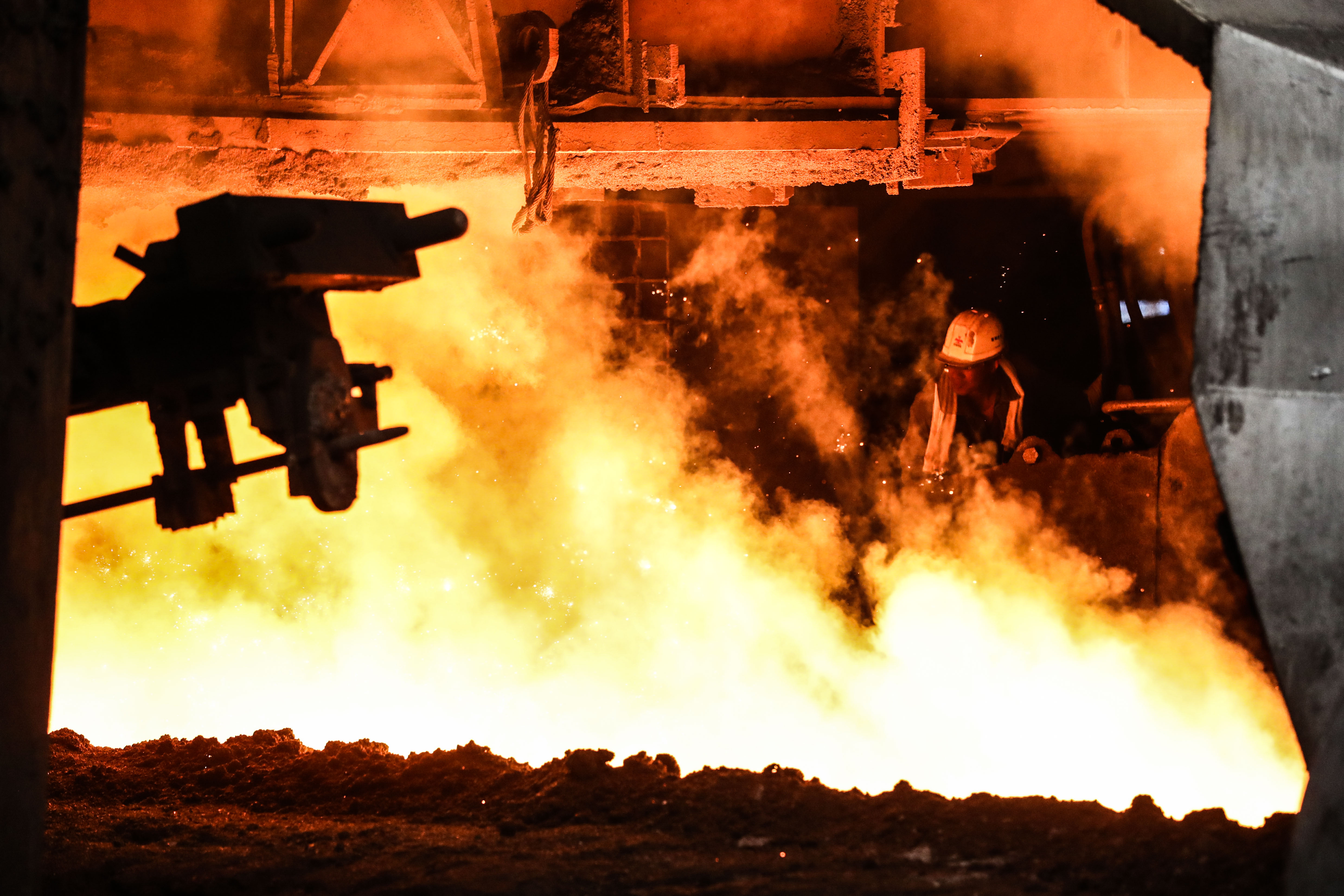 7月5日,工人在鞍钢集团鞍钢股份炼铁总厂新四号高炉进行生产工作.
