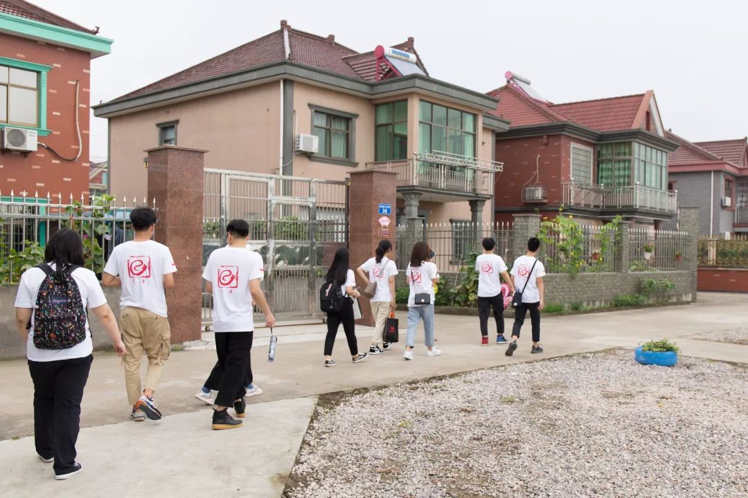 暑期社会实践团宁波财经学院的他们就是来自来到了余姚市牟山镇新东吴