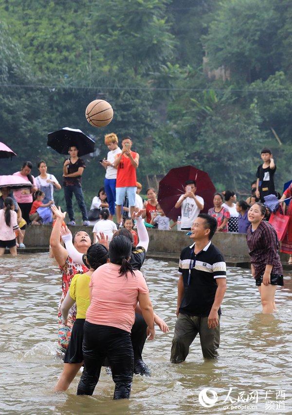 7月8日,在广西柳州市融安县长安镇安宁村大袍屯拍摄的水上篮球比赛