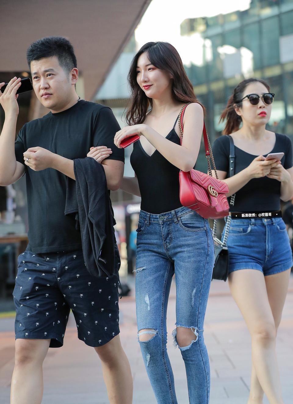 东莞街拍:陪穿衣清凉的女朋友逛街,是一种什么体验?