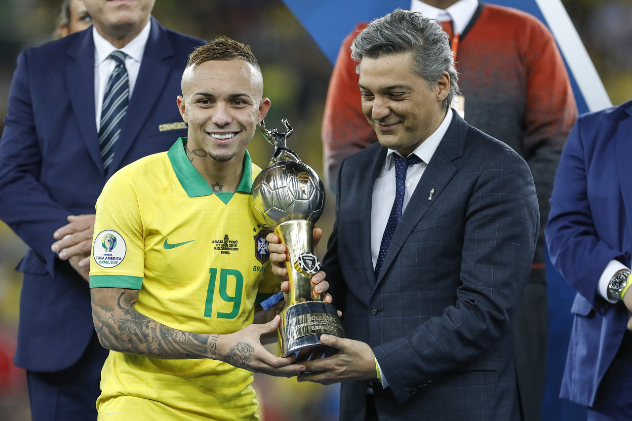 球报:巴西国脚埃弗顿渴望去米兰,格雷米奥要价