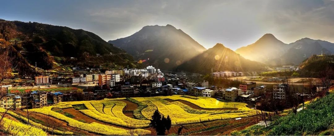 《巴山镇全景》      