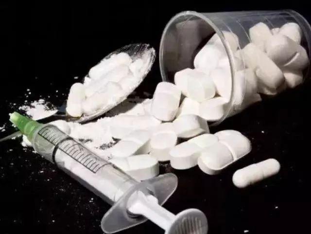 电影中吸毒的镜头，演员吸的到底是啥