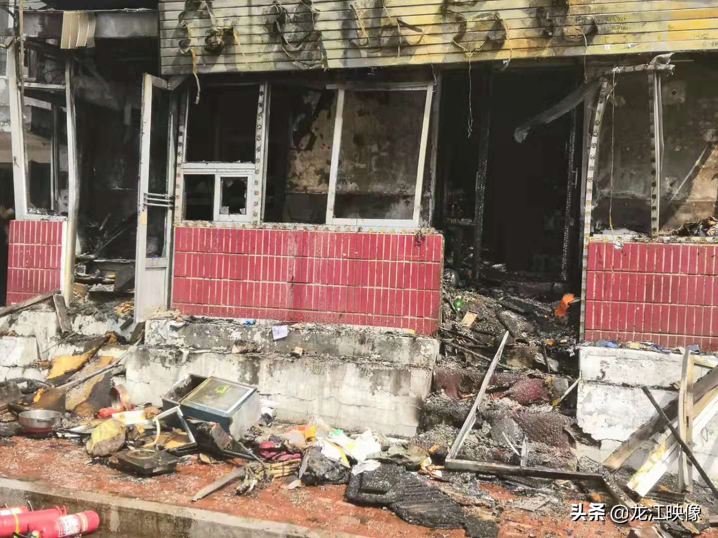 小饭店疑似发生燃气爆炸,现场一片焦黑,所幸无人伤亡