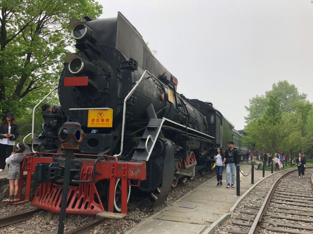 在白塔公园内的杭州铁路博物馆,志愿者罗卫民讲述了她当年作为知青