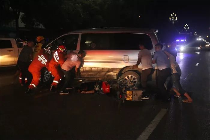 雨天路滑 摩托车滑进面包车"腹中"剑河消防紧急救援