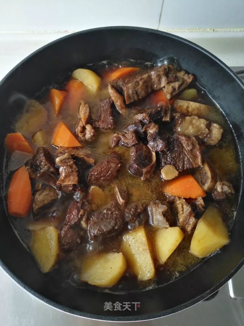 【健康美食】土豆粉糯,排骨入味的牛排烧土豆