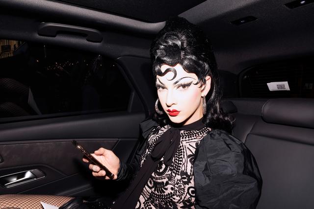 在巴黎violetchachki再次证明了她才是时装女王